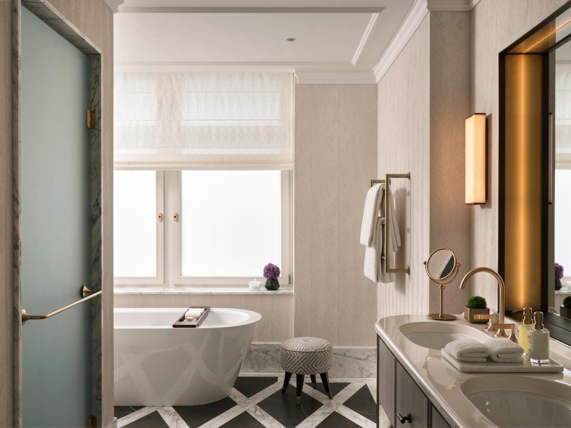 Rosewood Vienna Hotell Eksteriør bilde A bathroom at The Carlyle